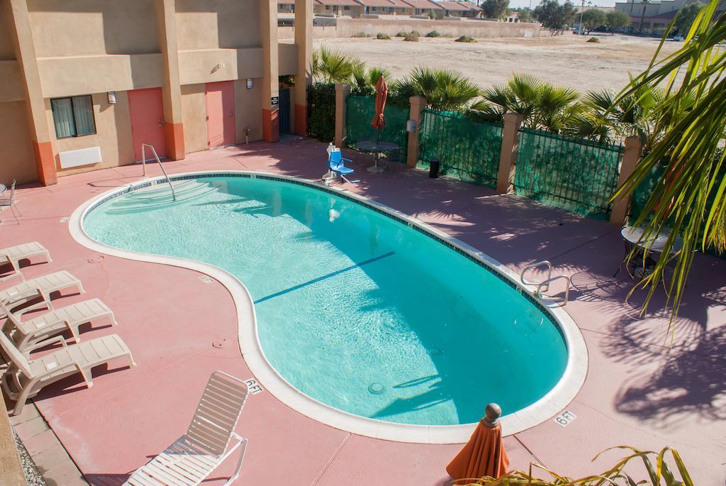 Super 8 By Wyndham Indio Exterior foto