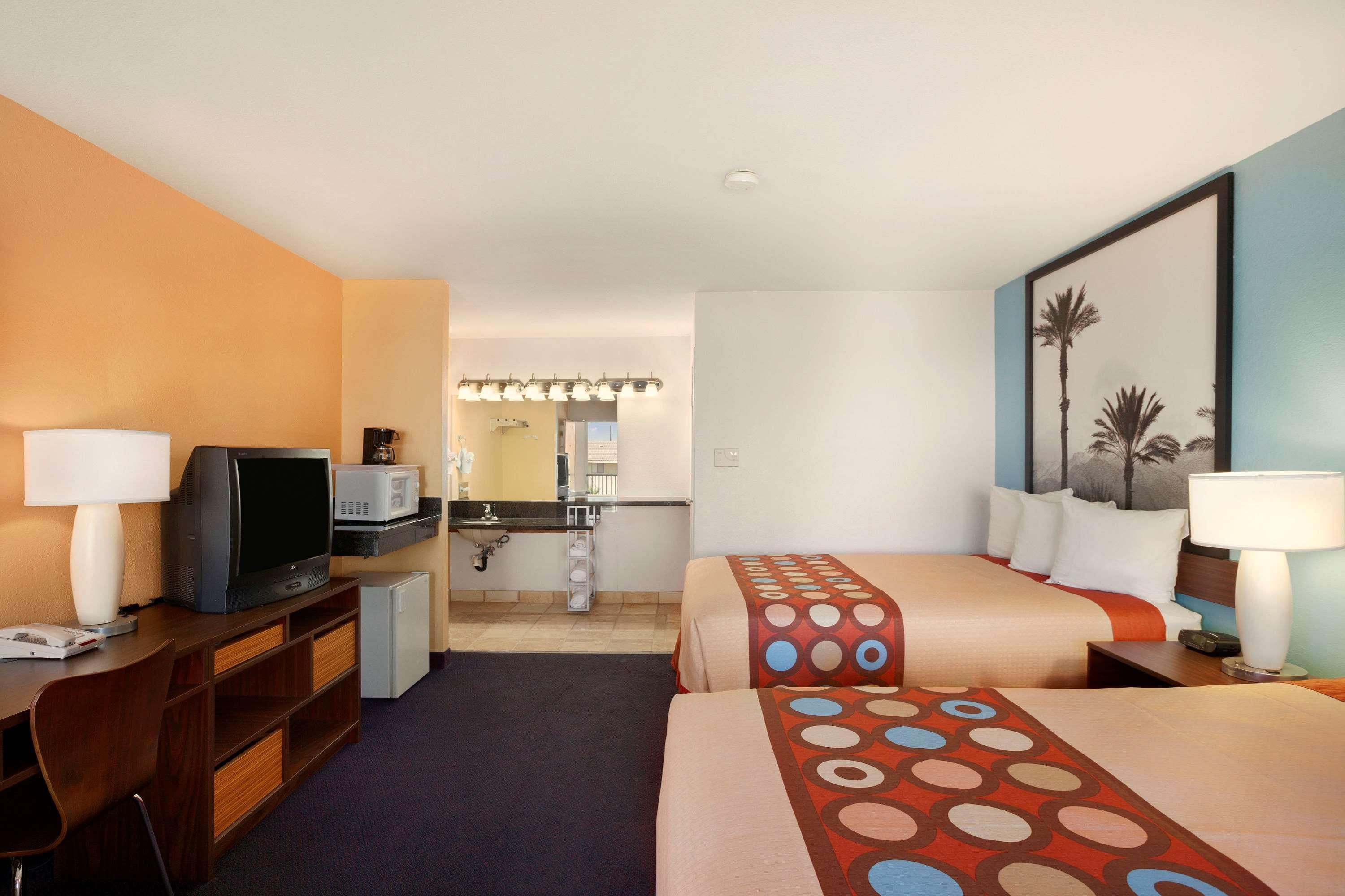 Super 8 By Wyndham Indio Exterior foto