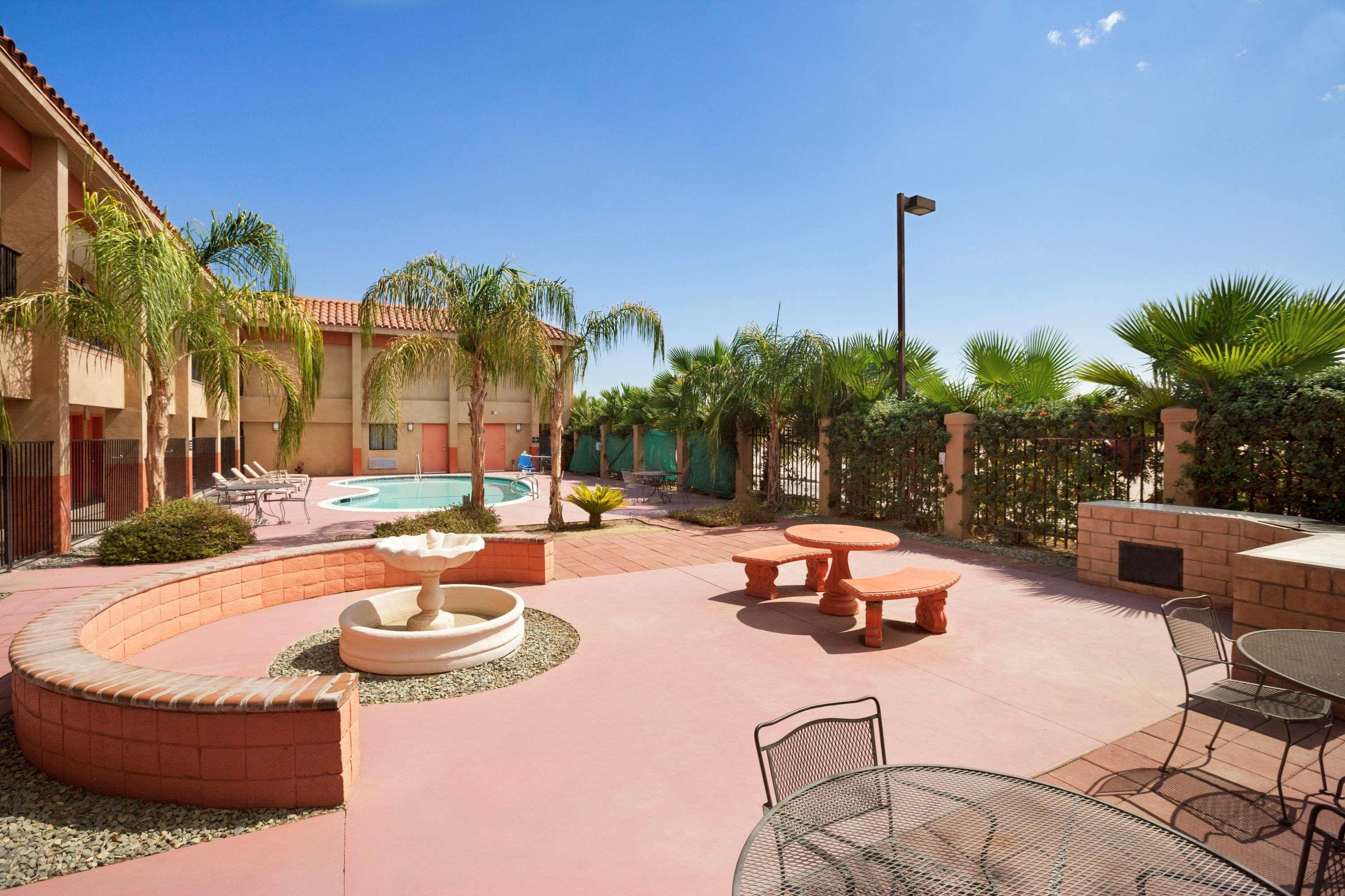 Super 8 By Wyndham Indio Exterior foto